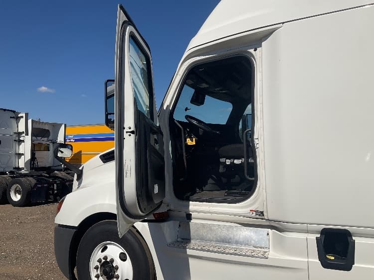 2022 Freightliner Cascadia — photo 9