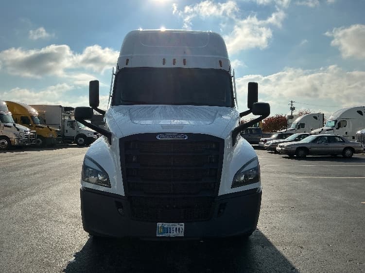 2022 Freightliner Cascadia — photo 2