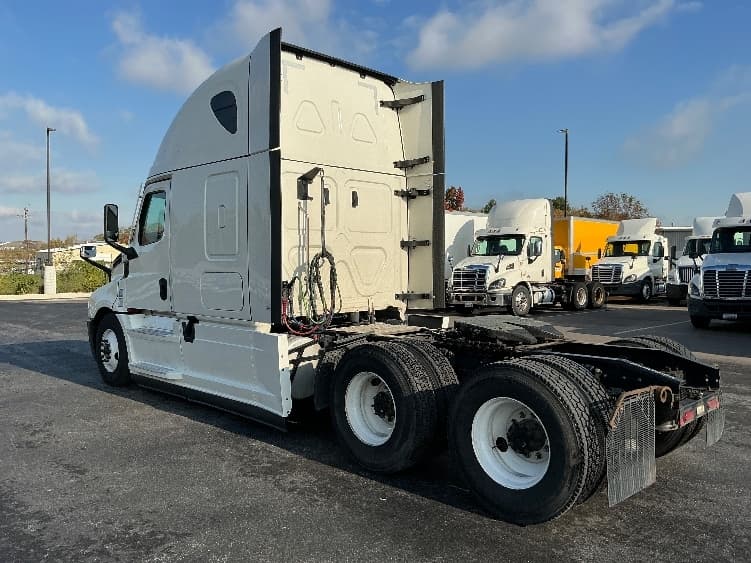2022 Freightliner Cascadia — photo 5