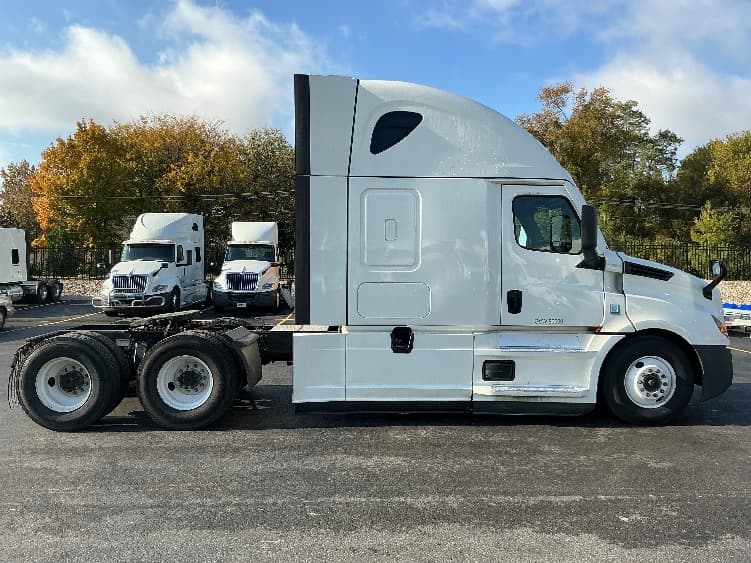 2022 Freightliner Cascadia — photo 8
