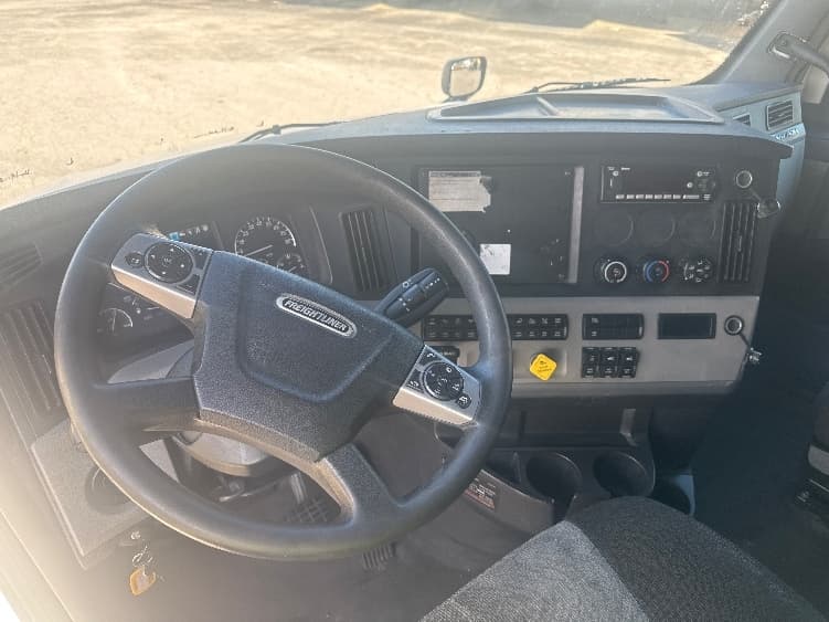 2022 Freightliner Cascadia — photo 10