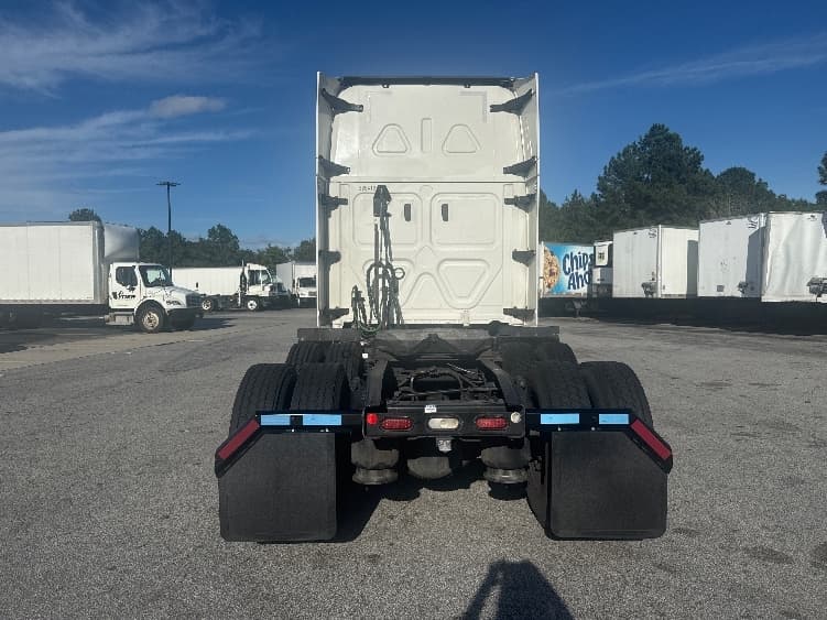 2022 Freightliner Cascadia — photo 6
