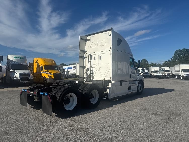 2022 Freightliner Cascadia — photo 7