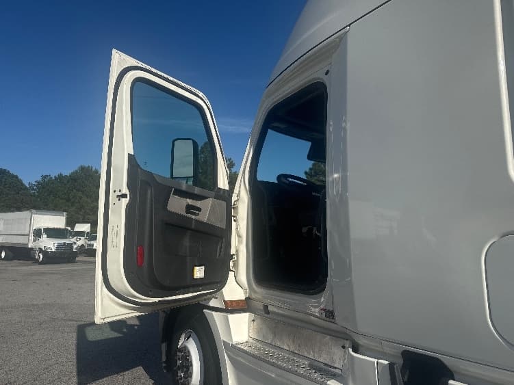 2022 Freightliner Cascadia — photo 9
