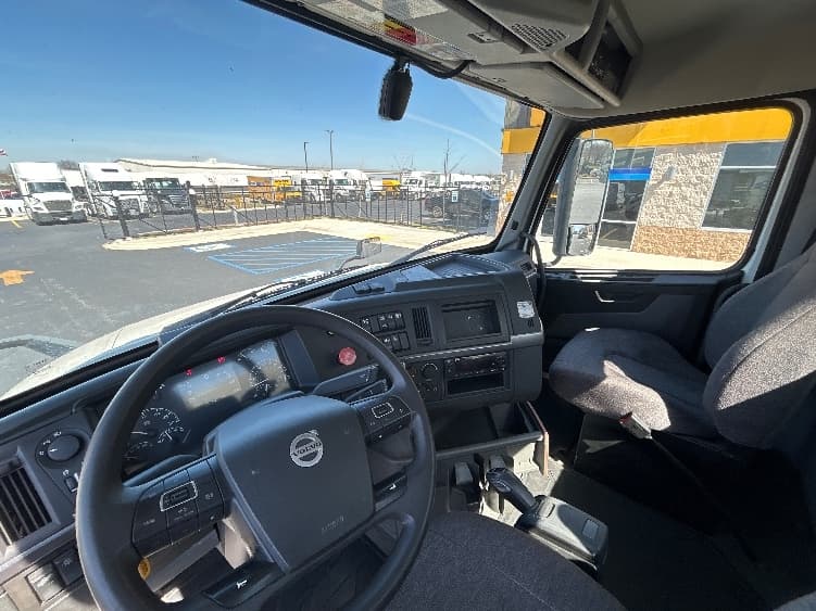 2022 Volvo VNL 300 — photo 10