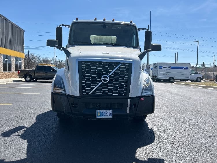 2022 Volvo VNL 300 — photo 2