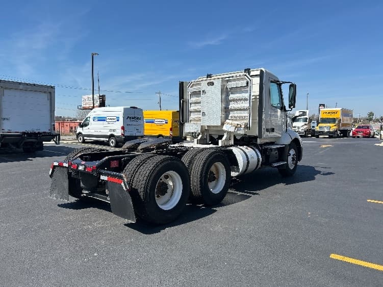 2022 Volvo VNL 300 — photo 7