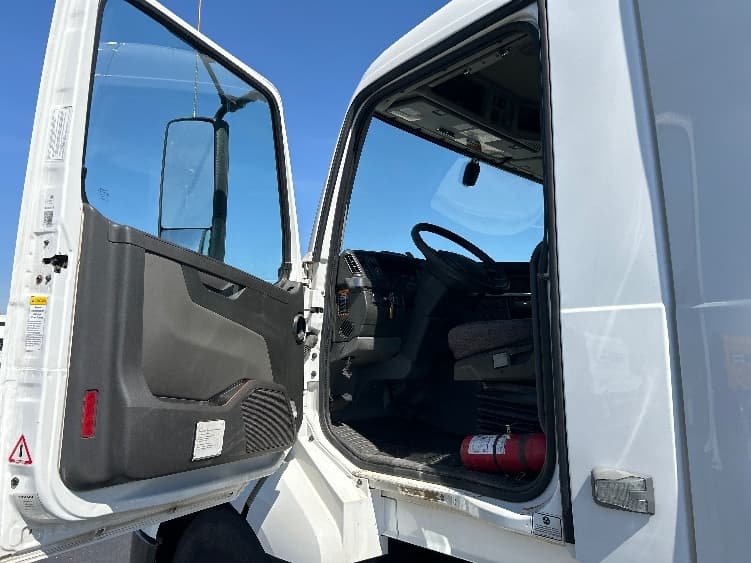 2022 Volvo VNL 300 — photo 9