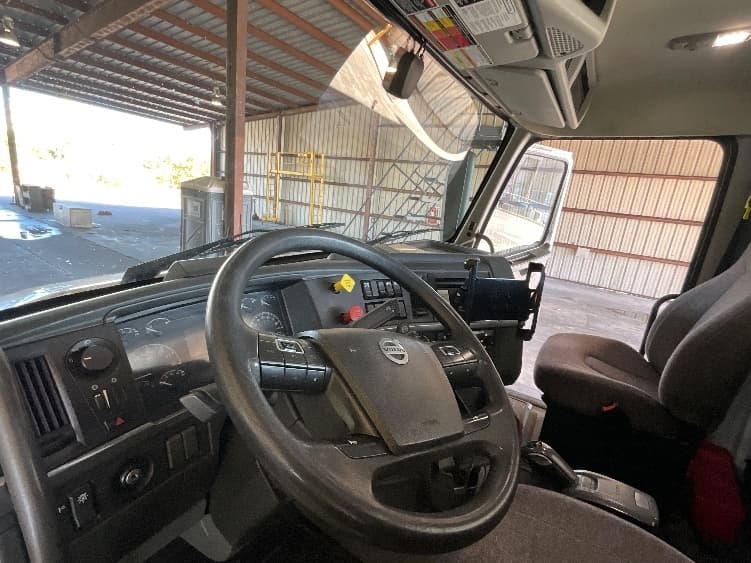 2022 Volvo VNL 300 — photo 10