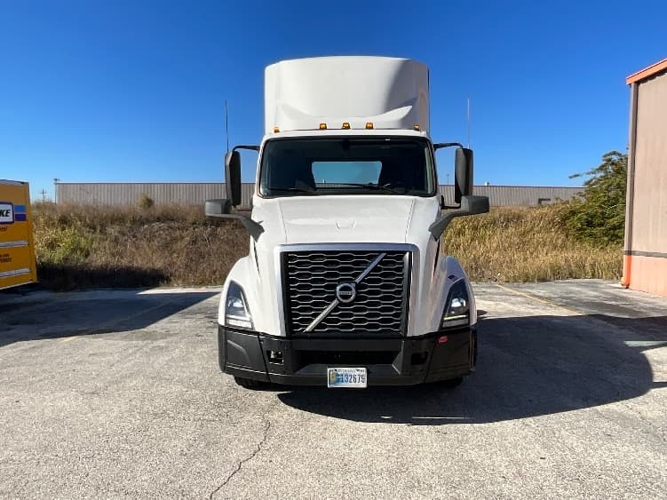 2022 Volvo VNL 300 — photo 2