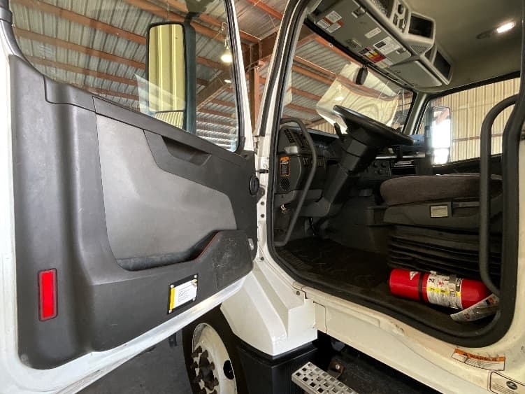 2022 Volvo VNL 300 — photo 9