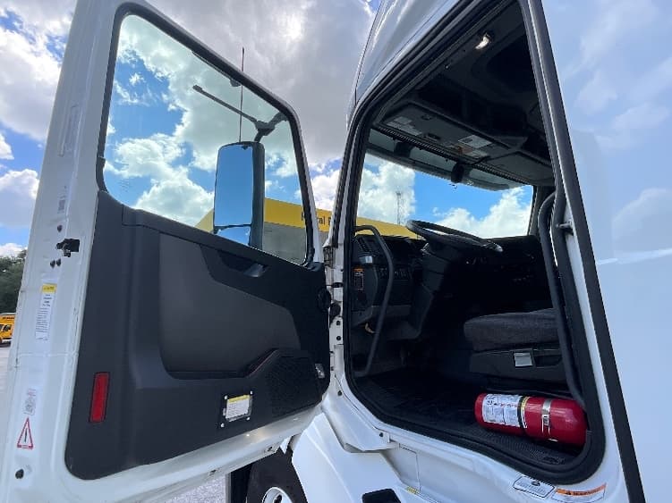 2022 Volvo VNL 760 — photo 9
