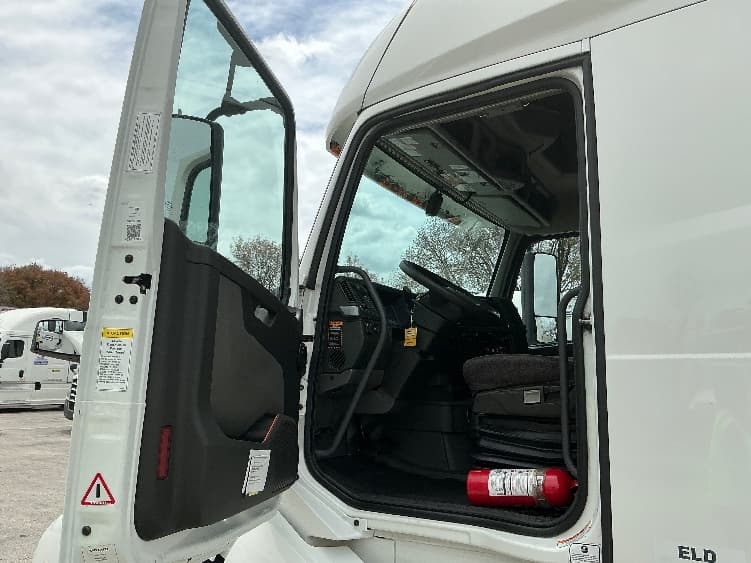 2022 Volvo VNL 760 — photo 9