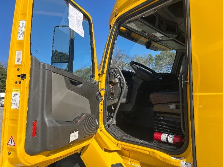 2022 Volvo VNL 760 — photo 9