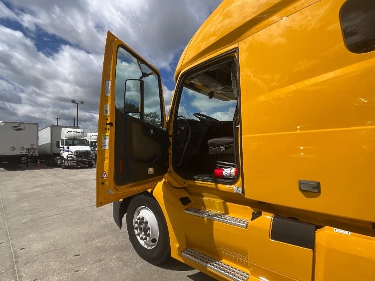 2022 Volvo VNL 760 — photo 9