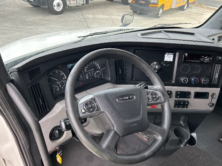 2021 Freightliner Cascadia — photo 10