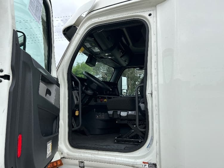 2021 Freightliner Cascadia — photo 9