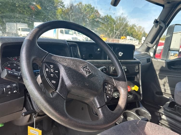 2022 International LT — photo 10