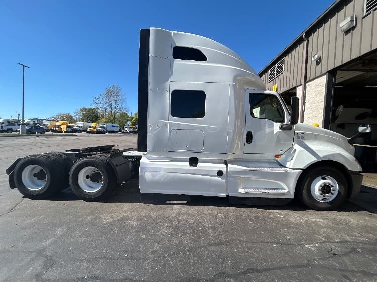 2022 International LT — photo 8