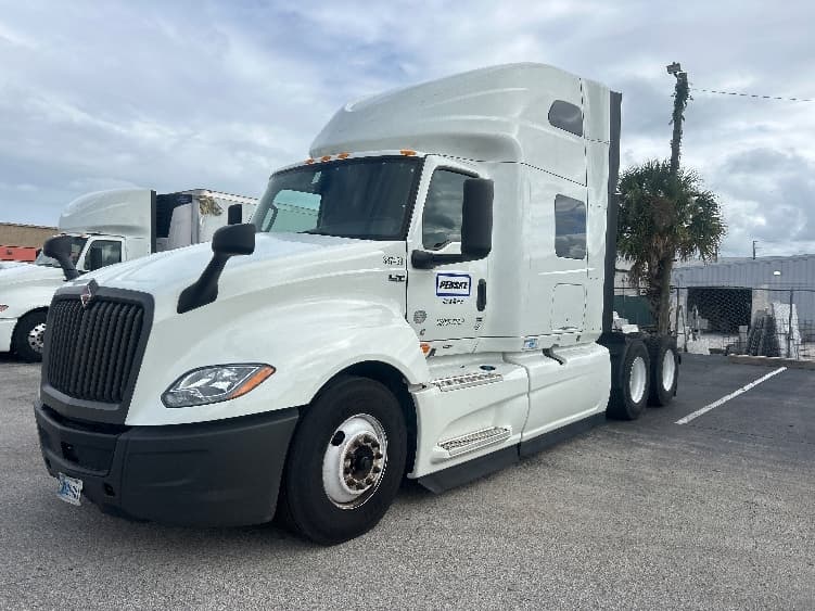 2022 International LT — photo 3