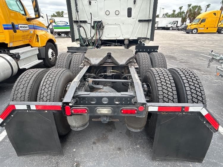 2022 International LT — photo 6