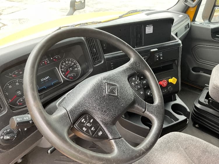 2022 International LT — photo 10
