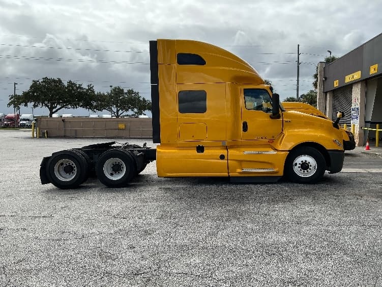 2022 International LT — photo 8