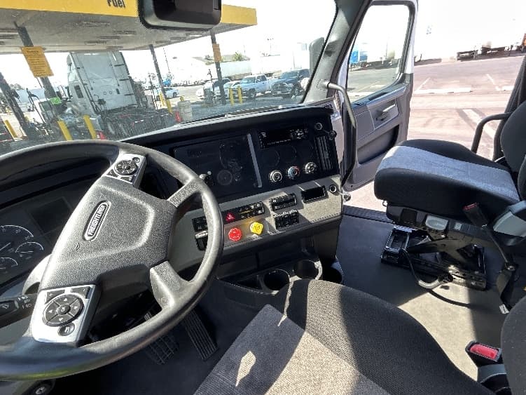 2021 Freightliner Cascadia — photo 10