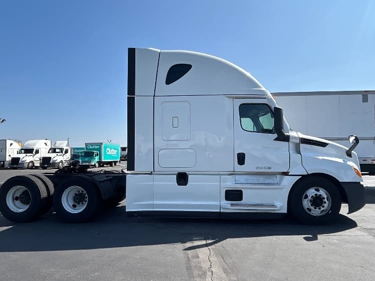2021 Freightliner Cascadia — photo 8
