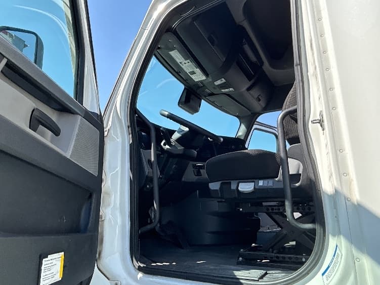 2021 Freightliner Cascadia — photo 9