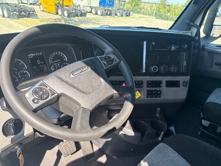 2021 Freightliner Cascadia — photo 10
