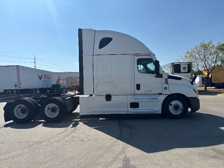 2021 Freightliner Cascadia — photo 8