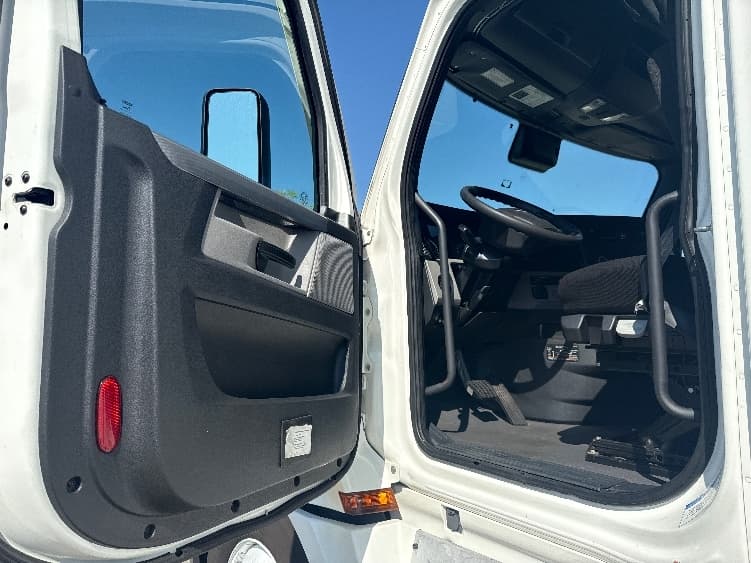 2021 Freightliner Cascadia — photo 9