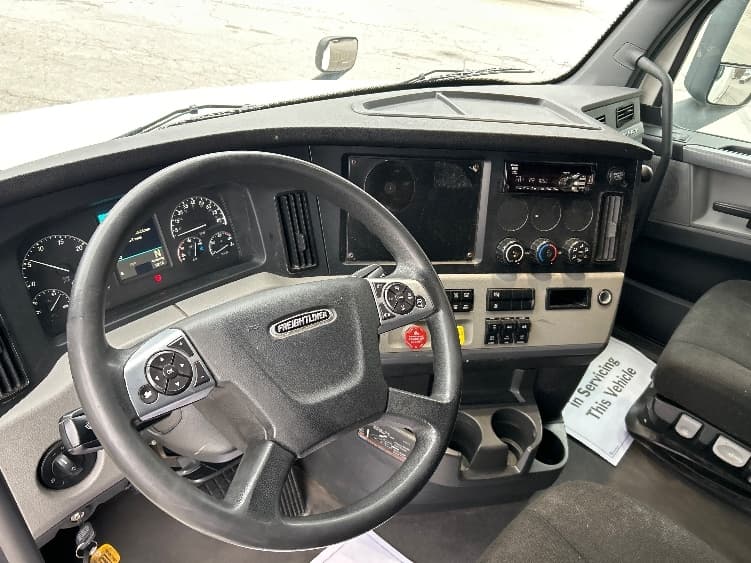 2021 Freightliner Cascadia — photo 10