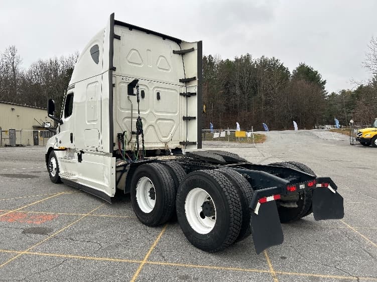 2021 Freightliner Cascadia — photo 5
