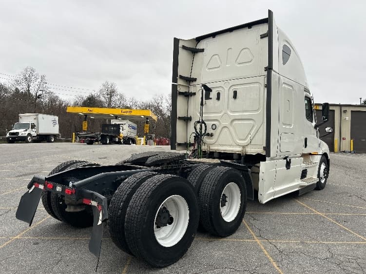 2021 Freightliner Cascadia — photo 7