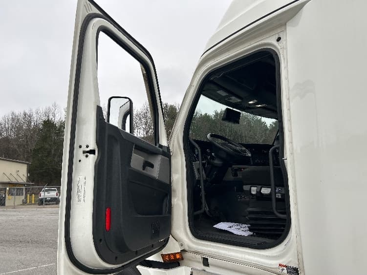 2021 Freightliner Cascadia — photo 9