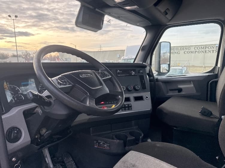 2022 Freightliner Cascadia — photo 10