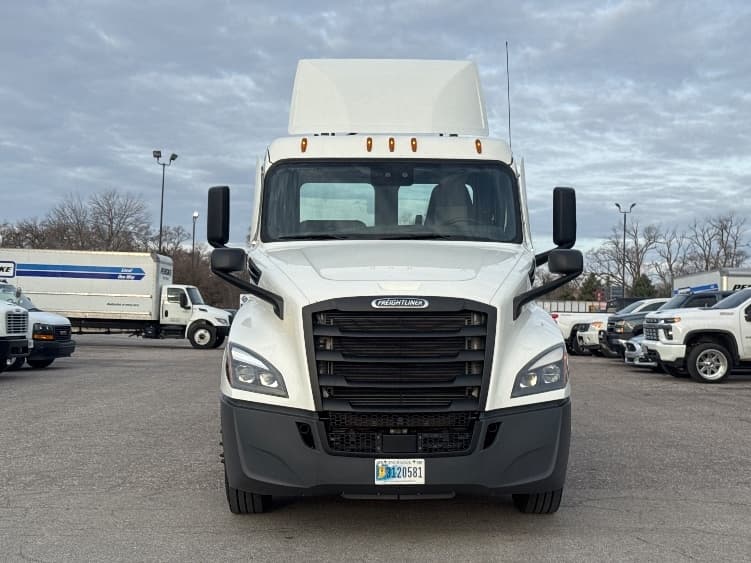 2022 Freightliner Cascadia — photo 2
