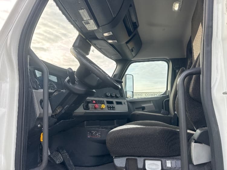 2022 Freightliner Cascadia — photo 9