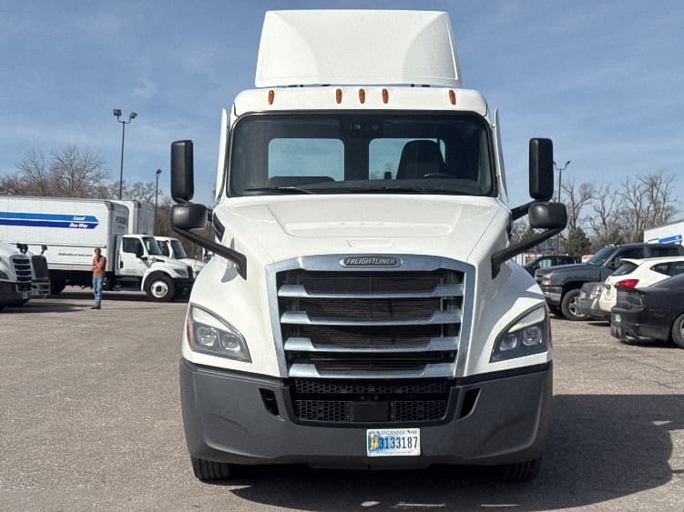 2022 Freightliner Cascadia — photo 2