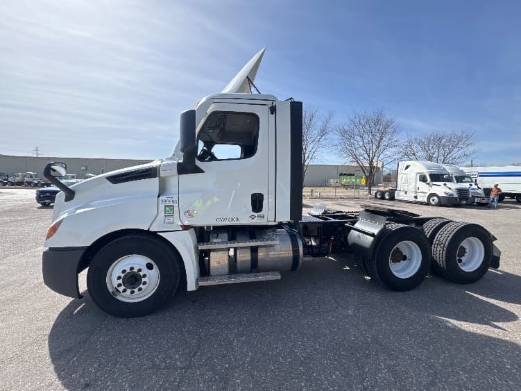 2022 Freightliner Cascadia — photo 4
