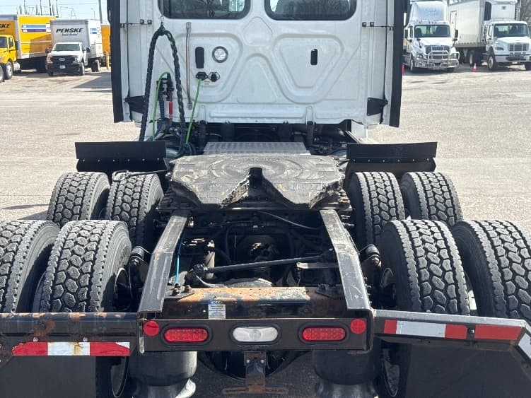 2022 Freightliner Cascadia — photo 6