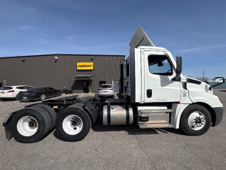 2022 Freightliner Cascadia — photo 8