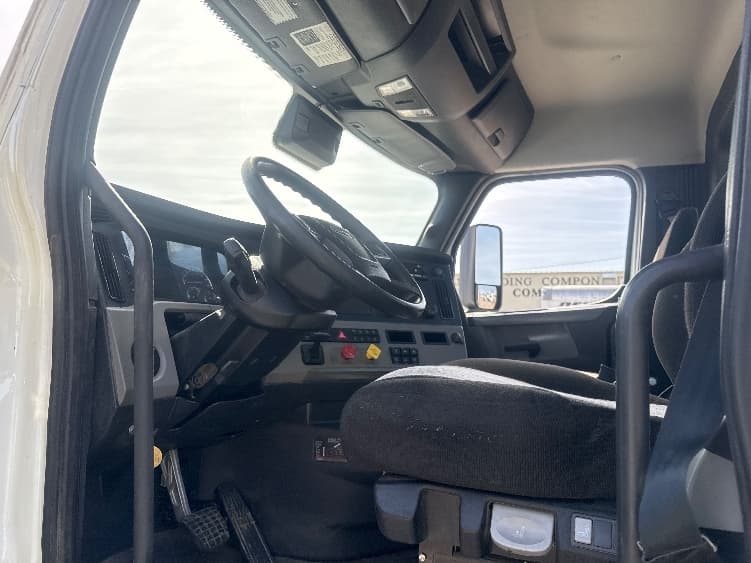 2022 Freightliner Cascadia — photo 9