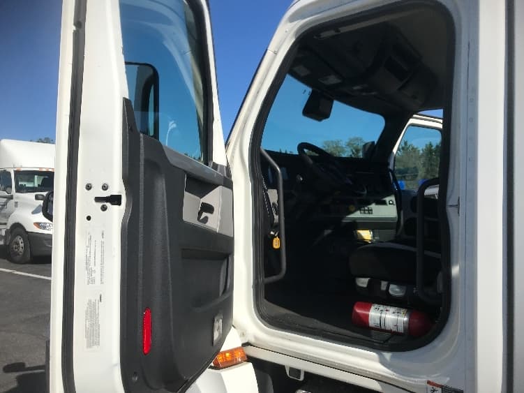 2022 Freightliner Cascadia — photo 9