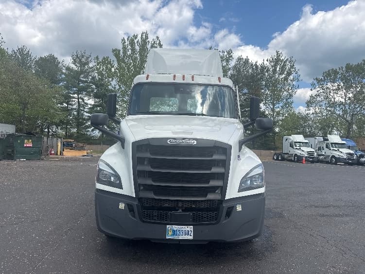 2022 Freightliner Cascadia — photo 2