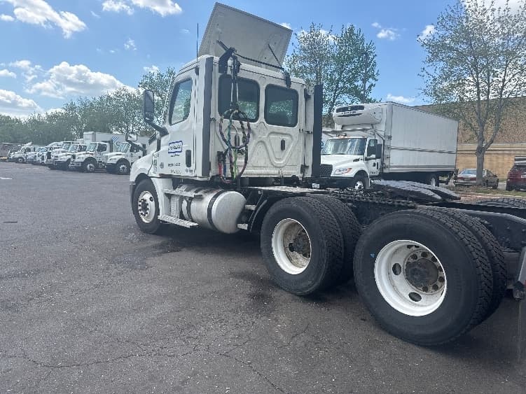 2022 Freightliner Cascadia — photo 5