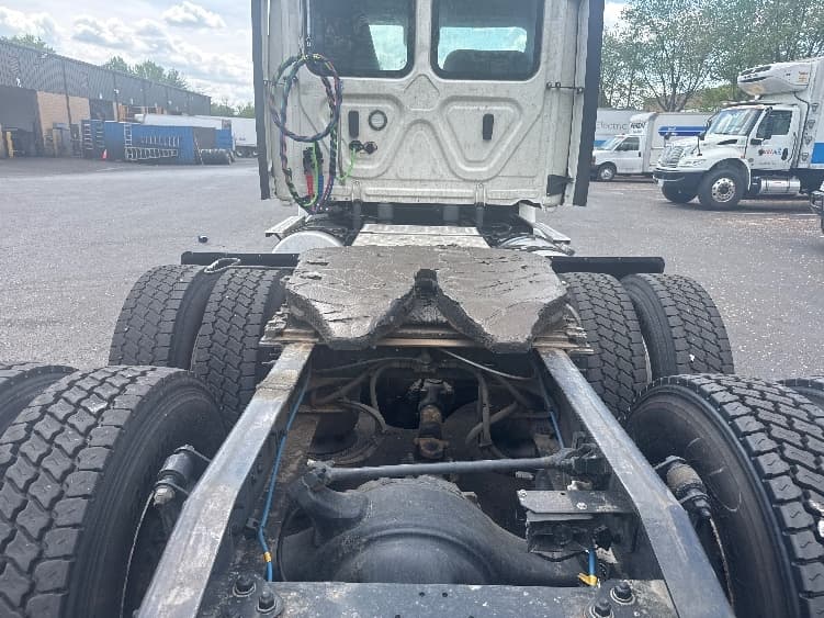 2022 Freightliner Cascadia — photo 6