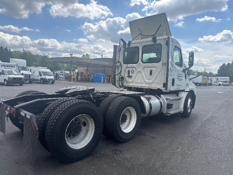 2022 Freightliner Cascadia — photo 7